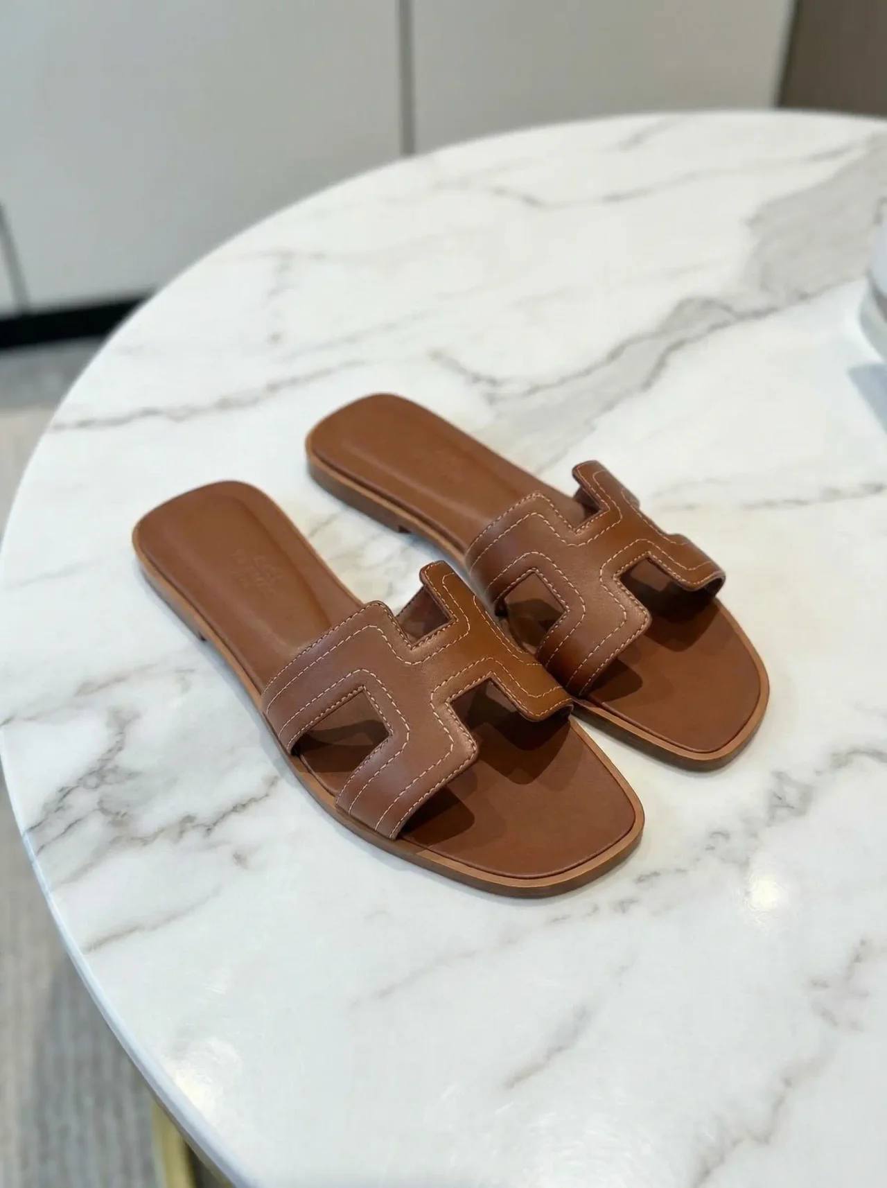 HERMES Женские сандалии Oran с контрастной строчкой HERMES Женские сандалии Oran с контрастной строчкой