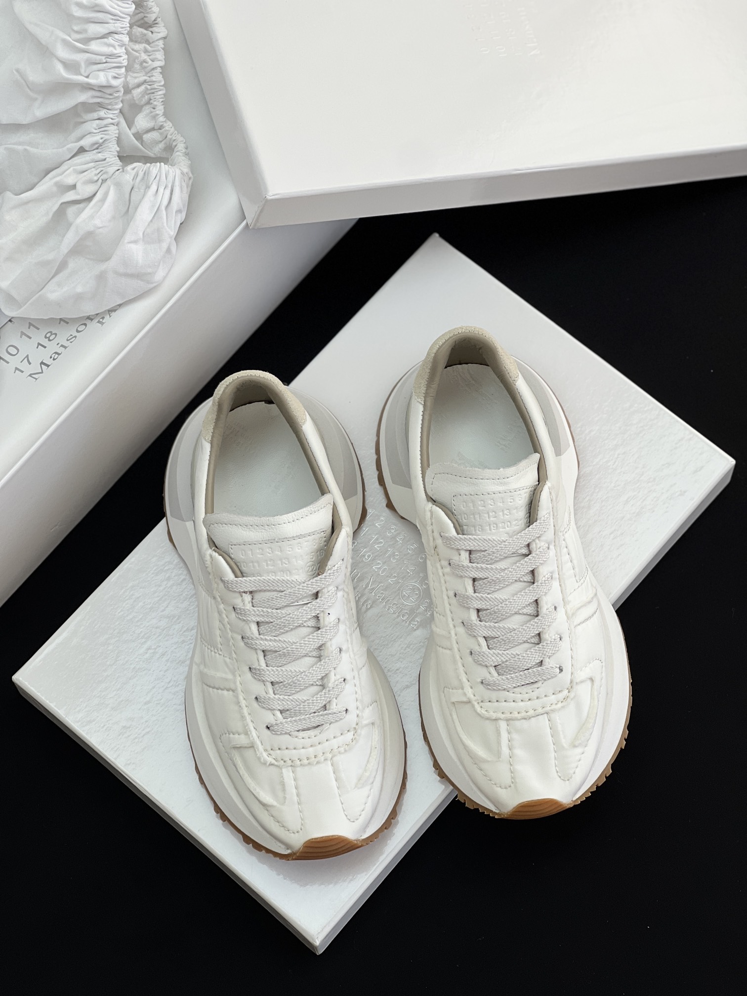 MAISON MARGIELA Женские кроссовки MM6 MAISON MARGIELA Женские кроссовки MM6