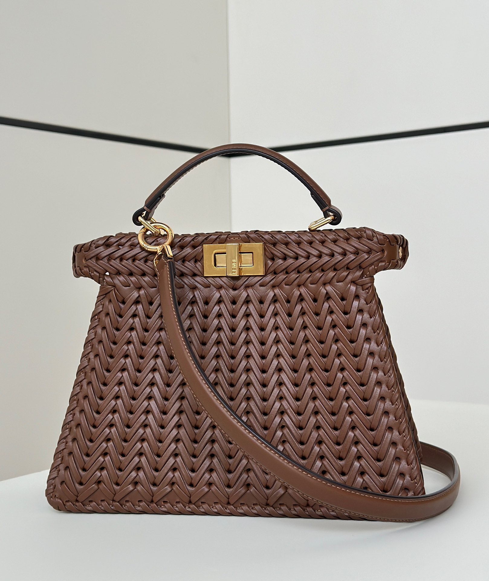 FENDI Женская сумка Peekaboo ISeeU из плетёной кожи