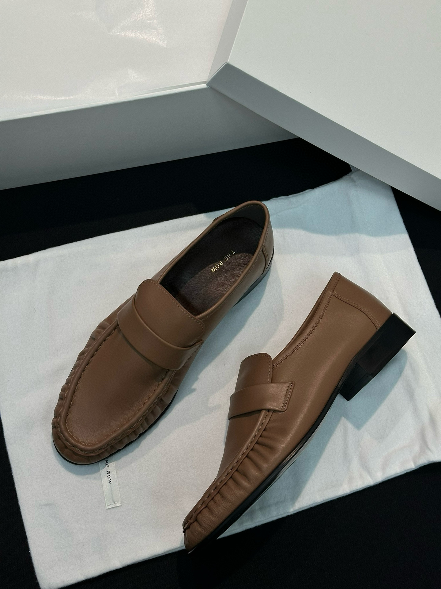 THE ROW Женские кожаные лоферы