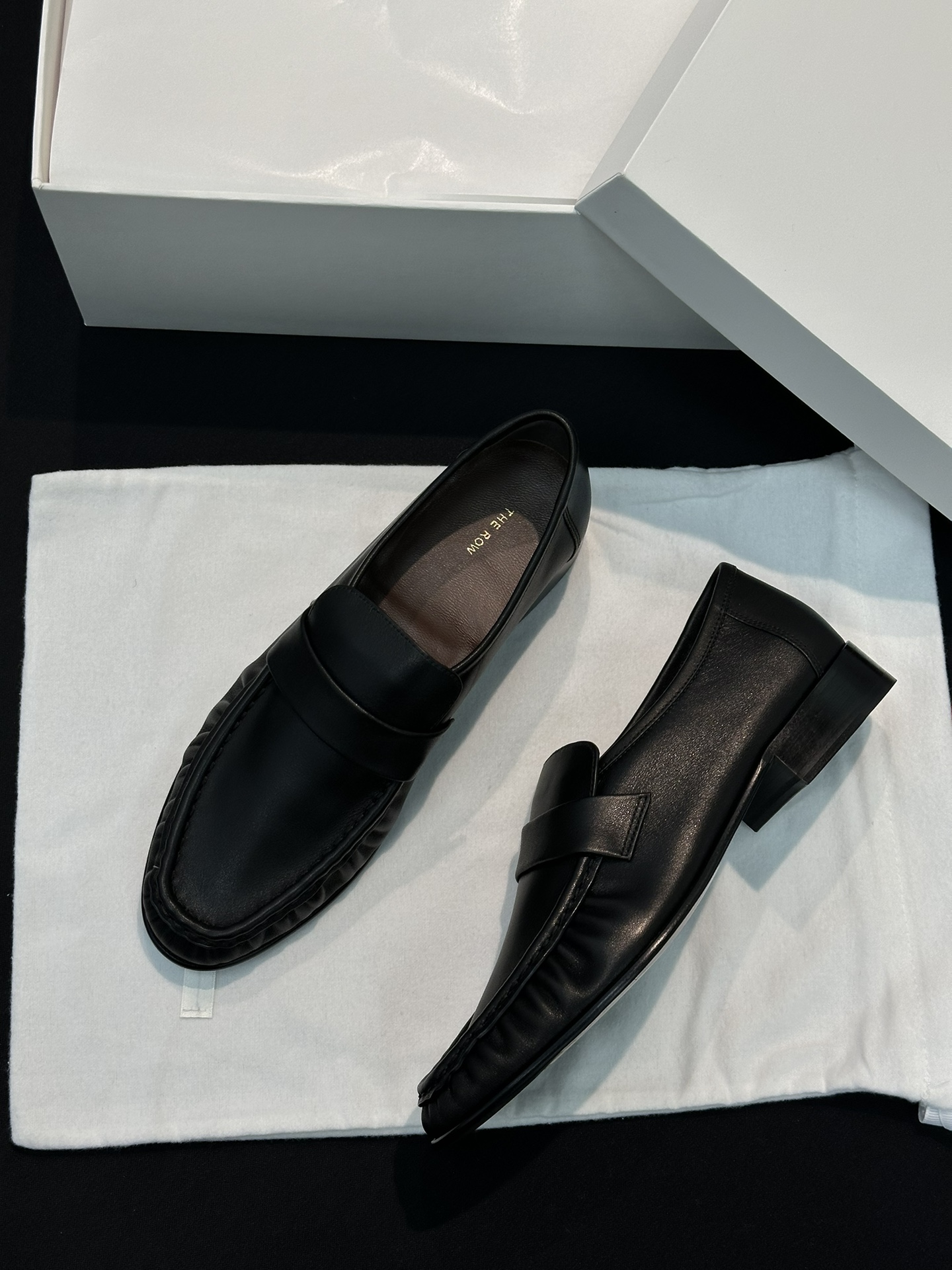 THE ROW Женские кожаные лоферы