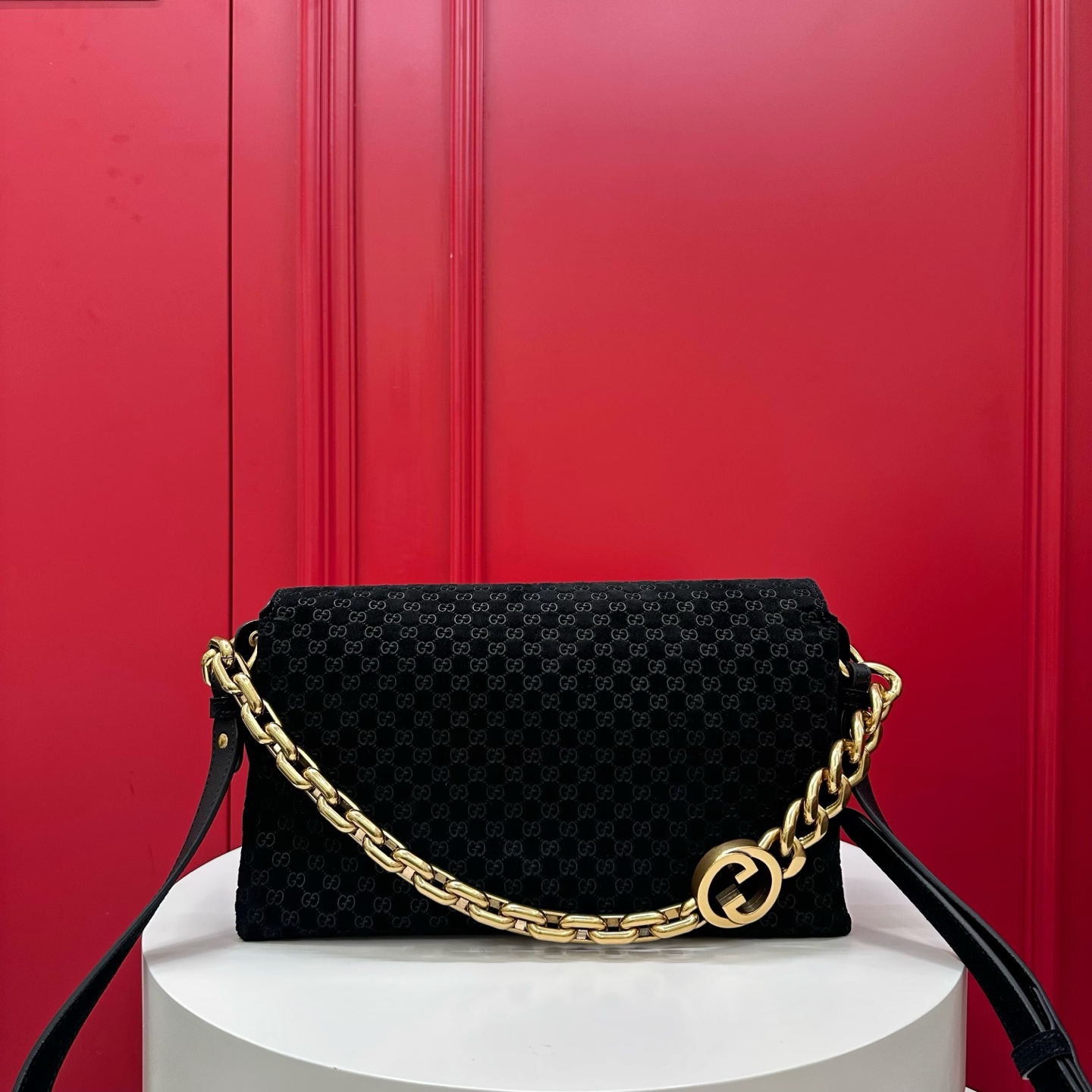 GUCCI Женская сумка Medium shoulder bag with chain