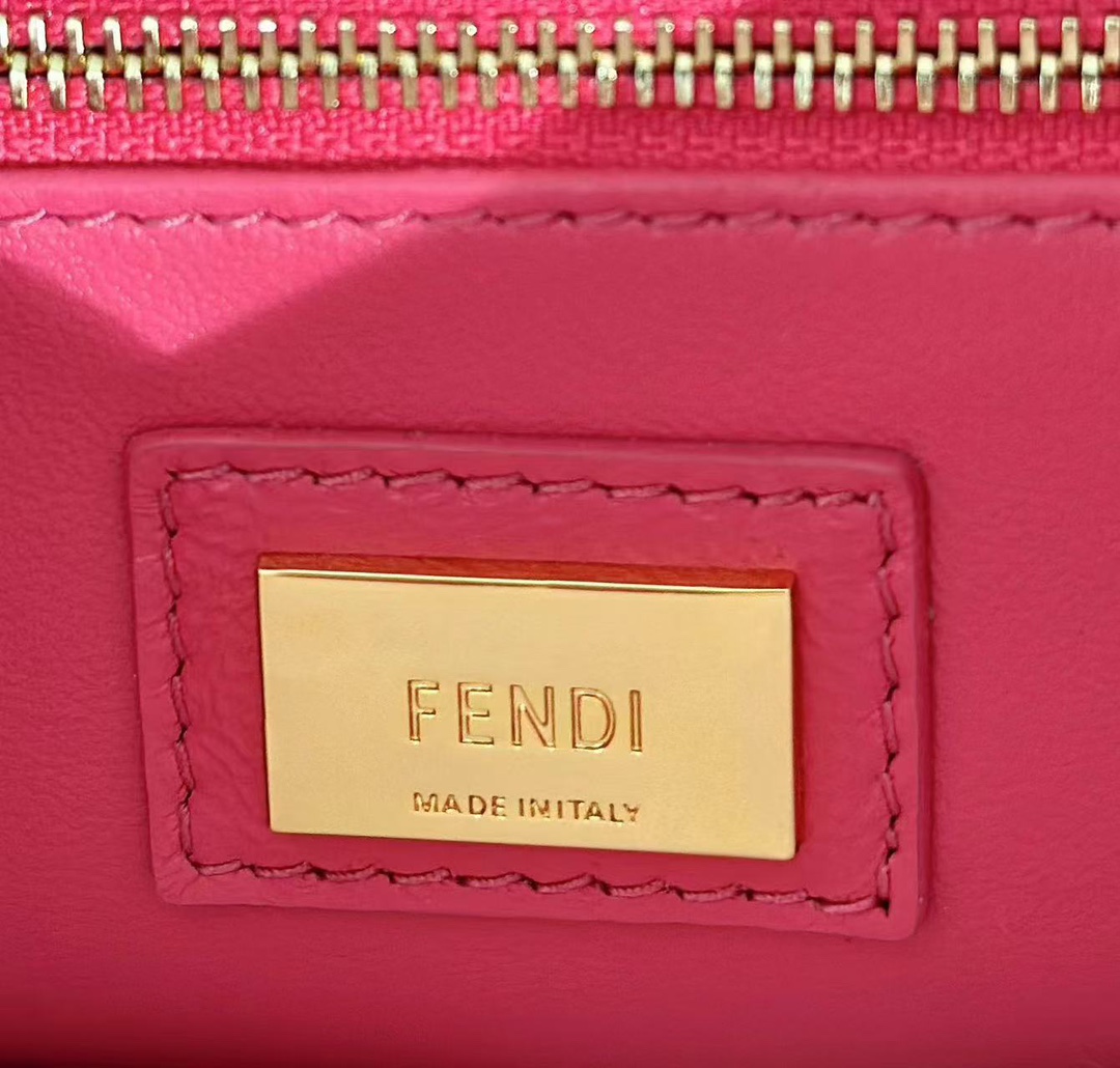 FENDI Женская сумка Peekaboo из овечьей кожи