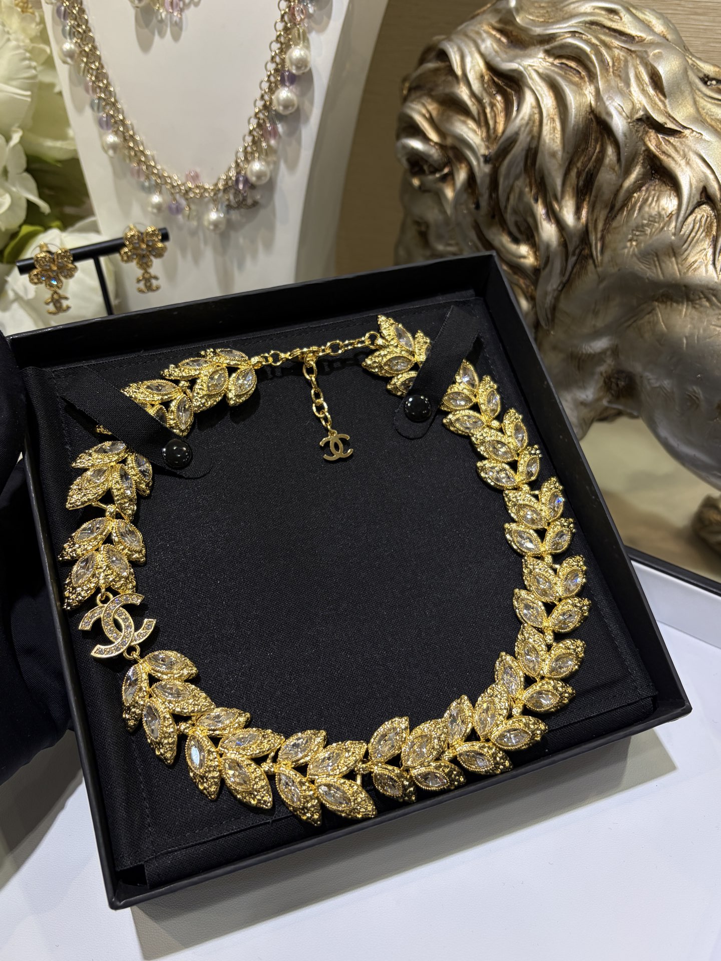 CHANEL Женское колье из латуни с кристаллами Swarovski CHANEL Женское колье из латуни с кристаллами Swarovski