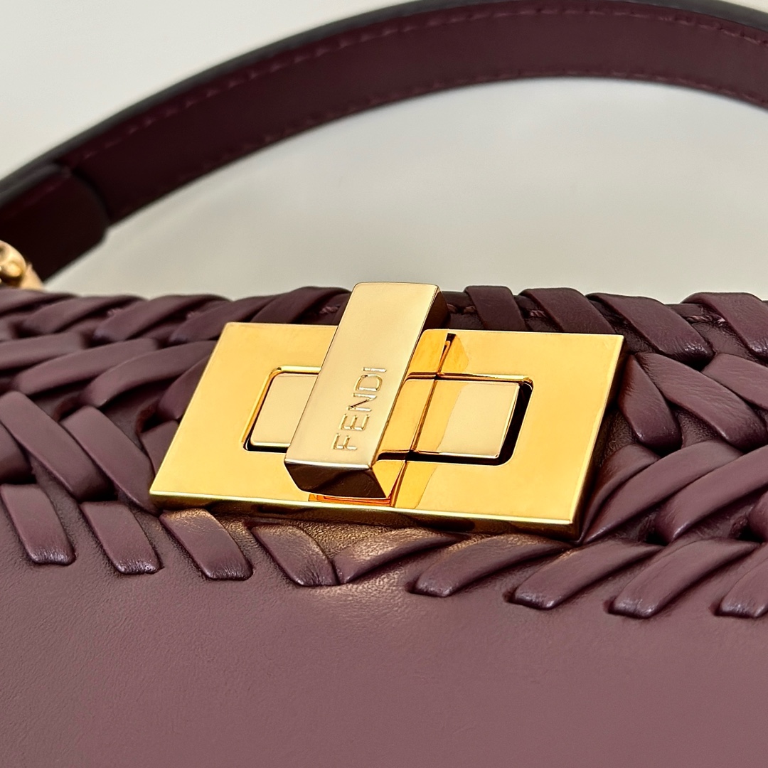 FENDI Женская сумка Peekaboo ISeeU из плетёной кожи FENDI Женская сумка Peekaboo ISeeU из плетёной кожи