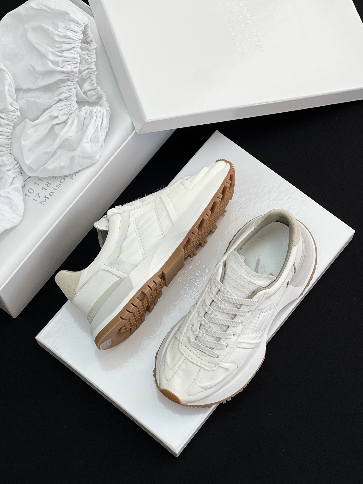 MAISON MARGIELA Женские кроссовки MM6 MAISON MARGIELA Женские кроссовки MM6