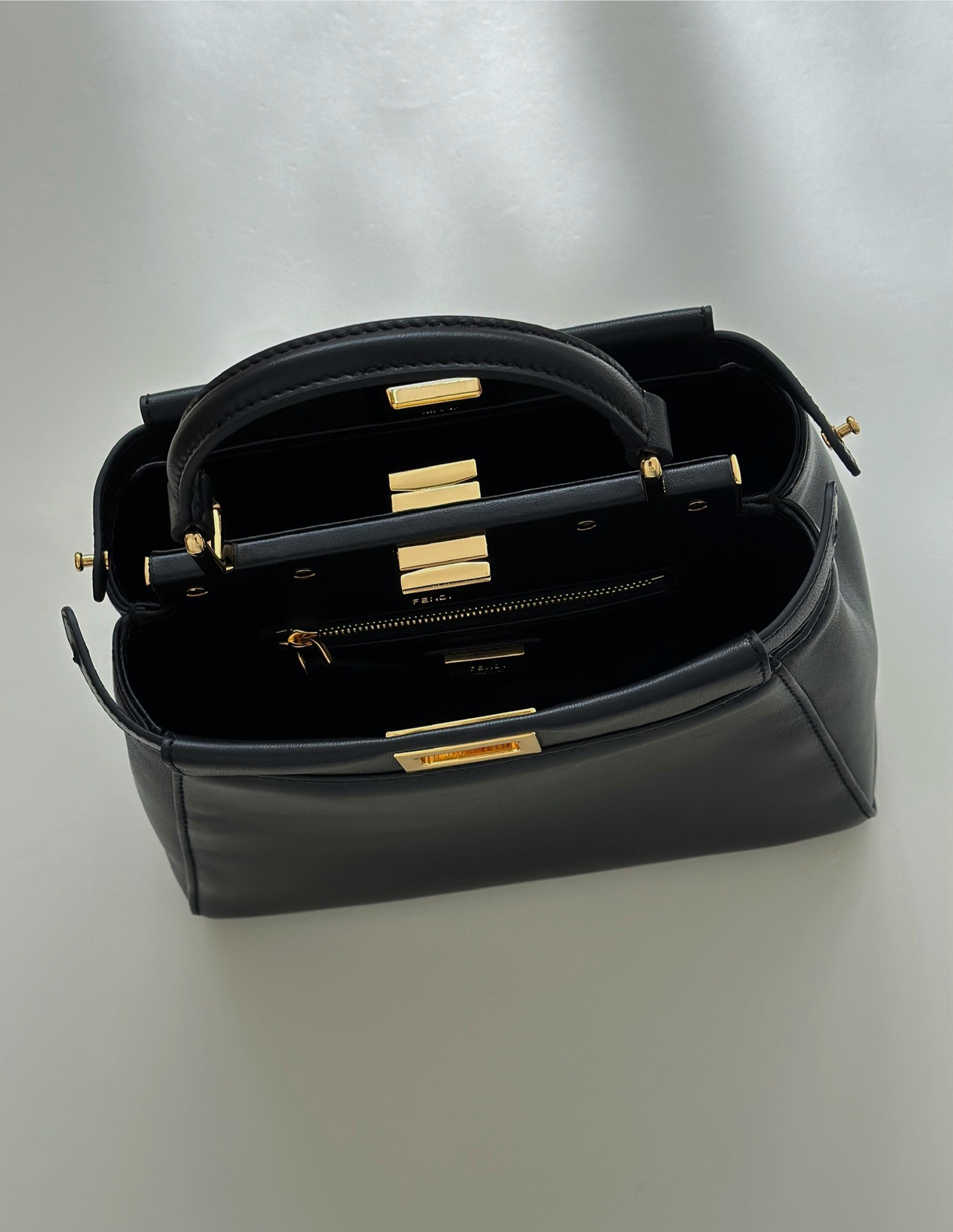 FENDI Женская сумка Peekaboo из овечьей кожи FENDI Женская сумка Peekaboo из овечьей кожи