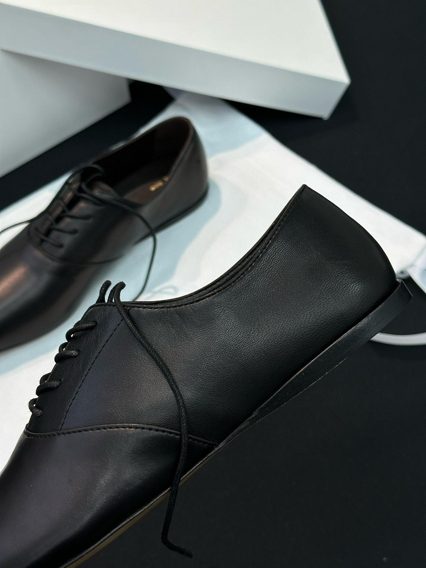 THE ROW Женские лоферы на шнуровке 