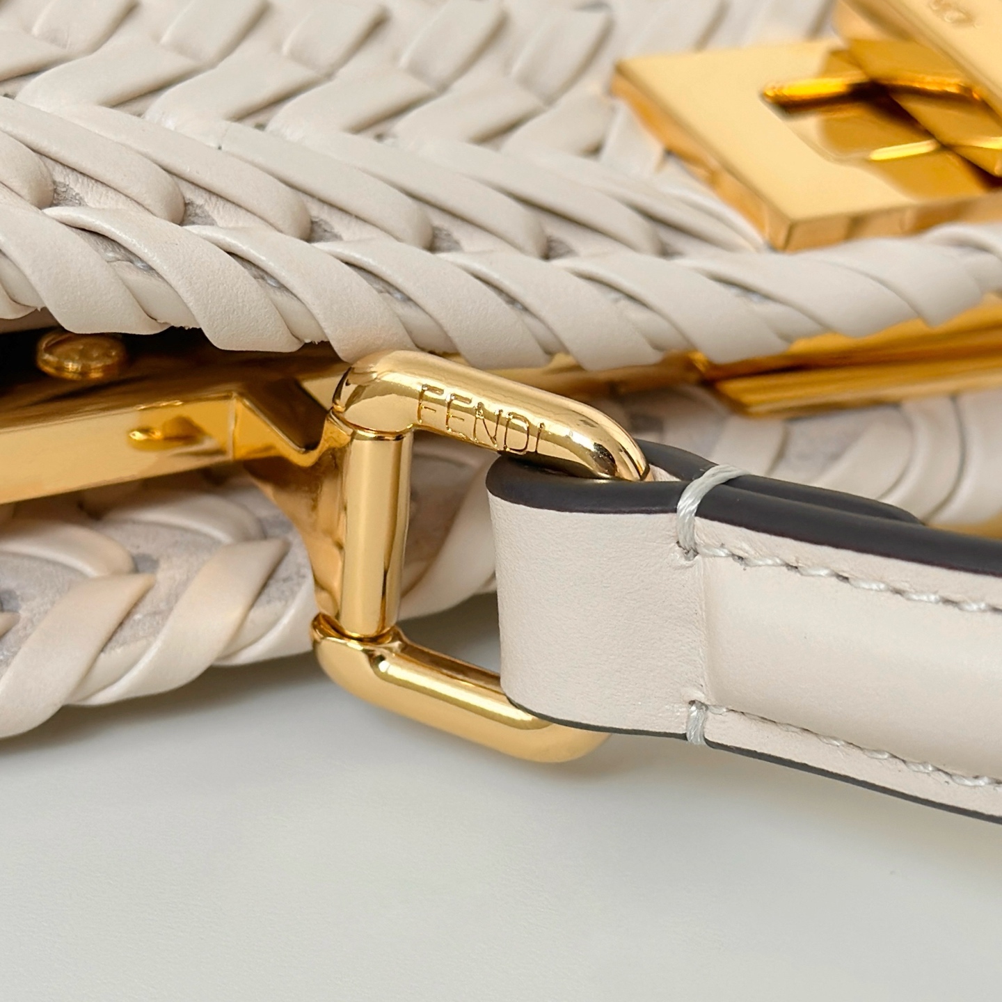 FENDI Женская сумка Peekaboo ISeeU из плетёной кожи