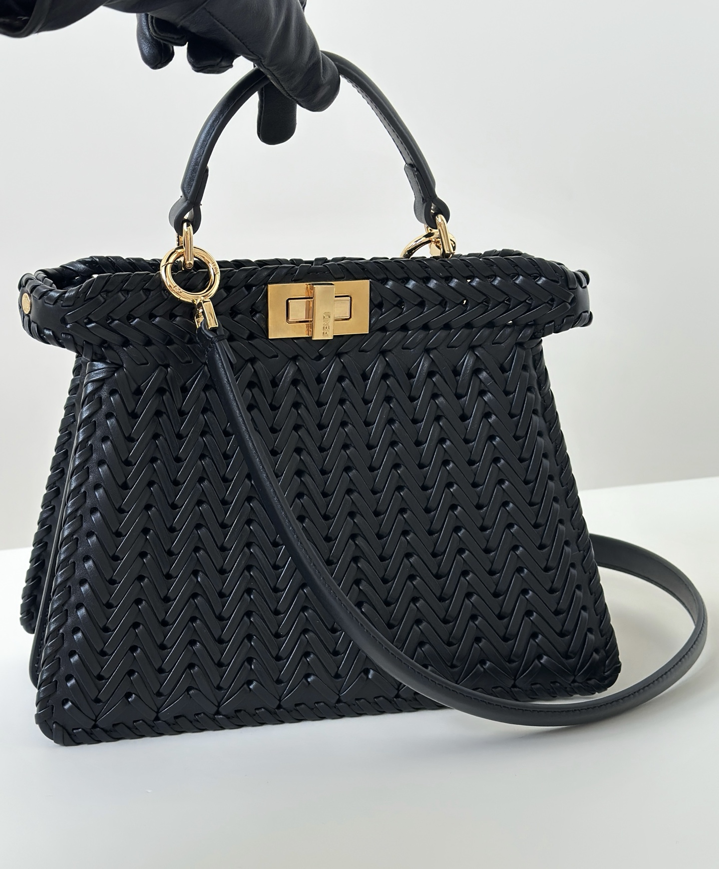 FENDI Женская сумка Peekaboo ISeeU из плетёной кожи