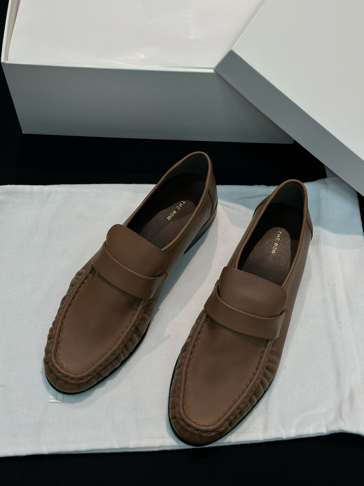 THE ROW Женские кожаные лоферы