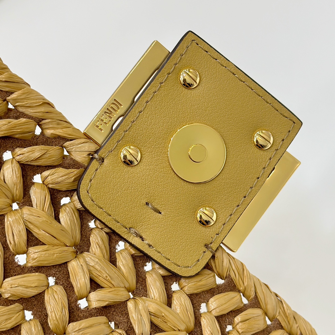 FENDI Женская сумка Baguette из рафии