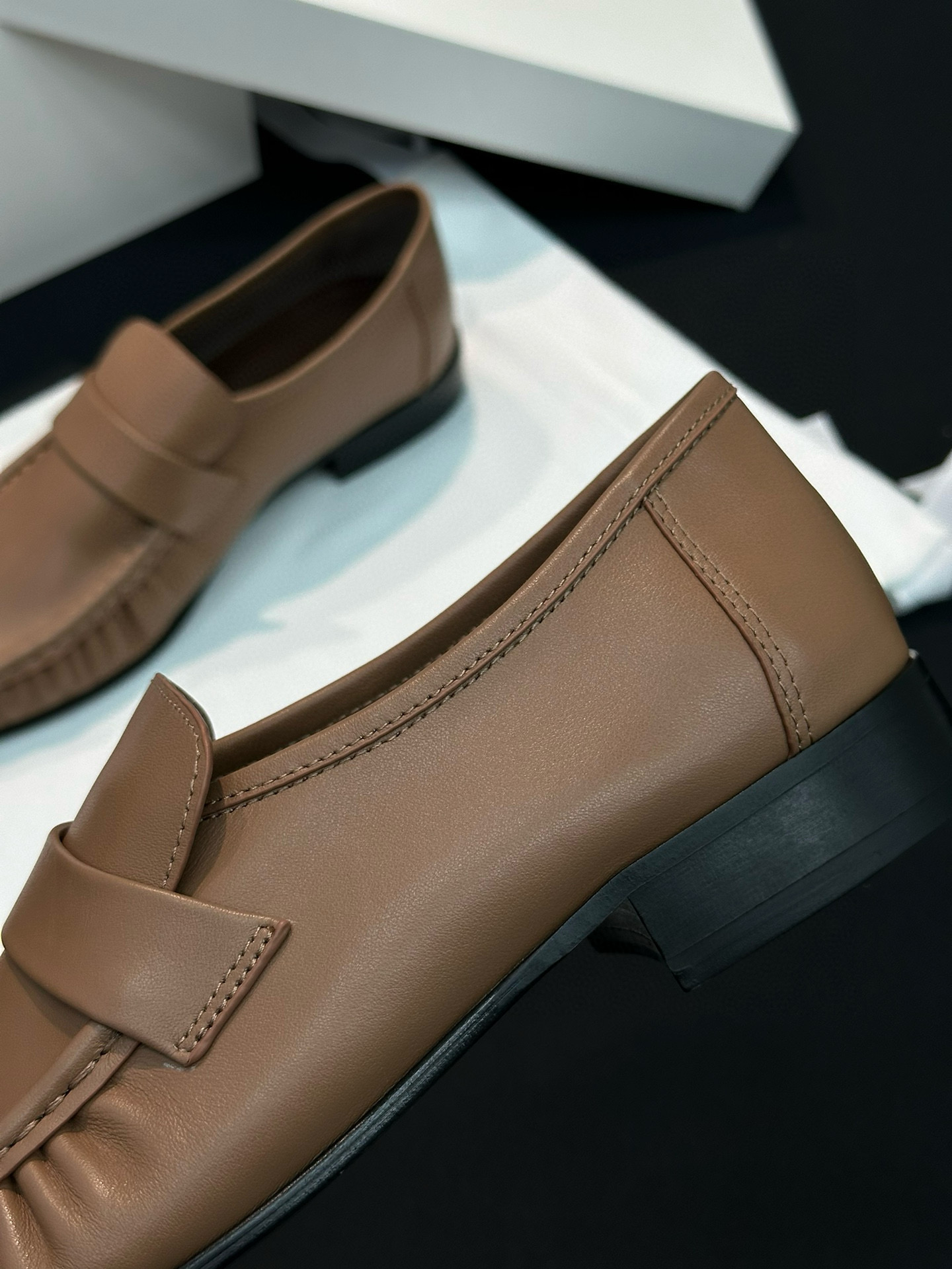 THE ROW Женские кожаные лоферы