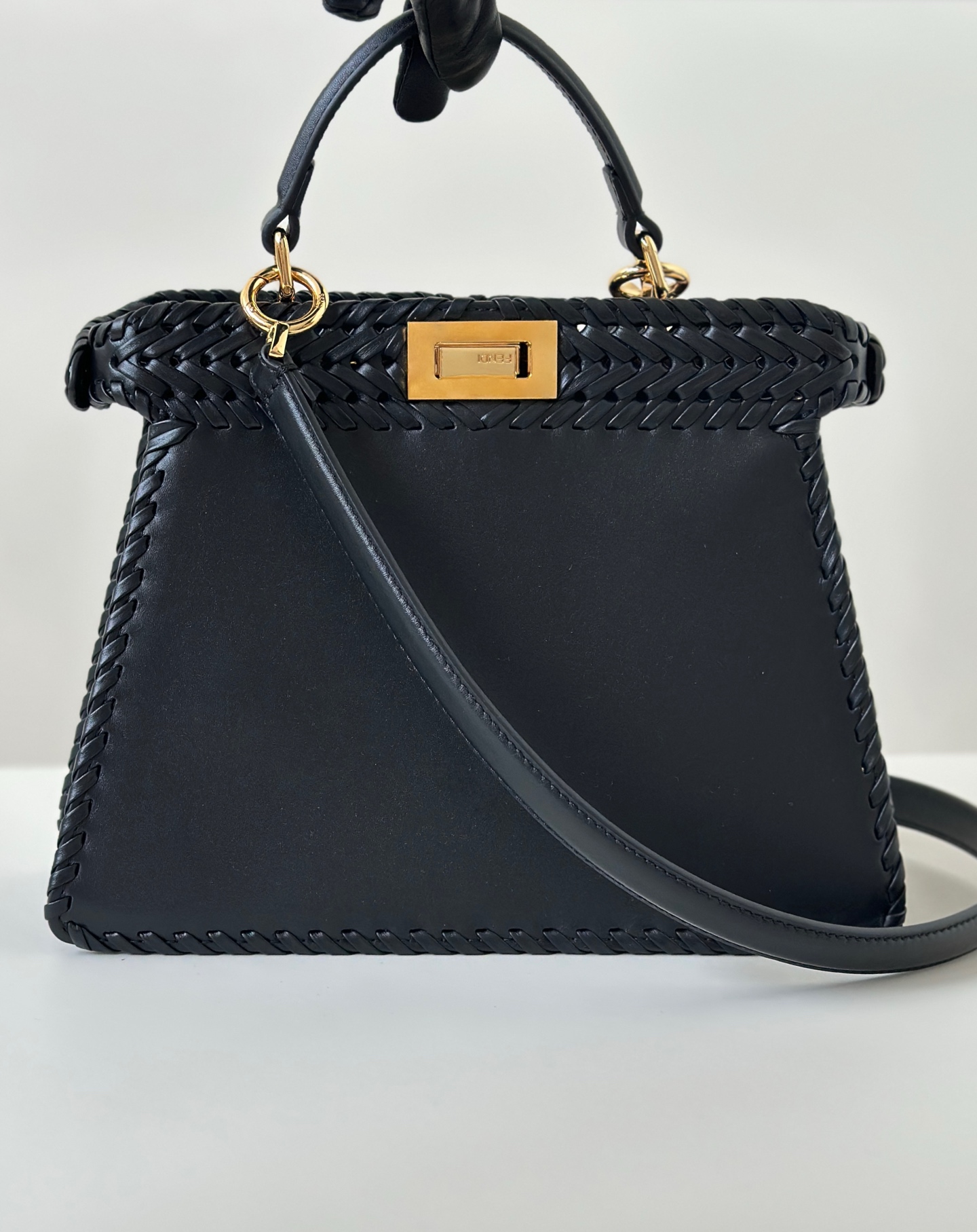 FENDI Женская сумка Peekaboo ISeeU из плетёной кожи