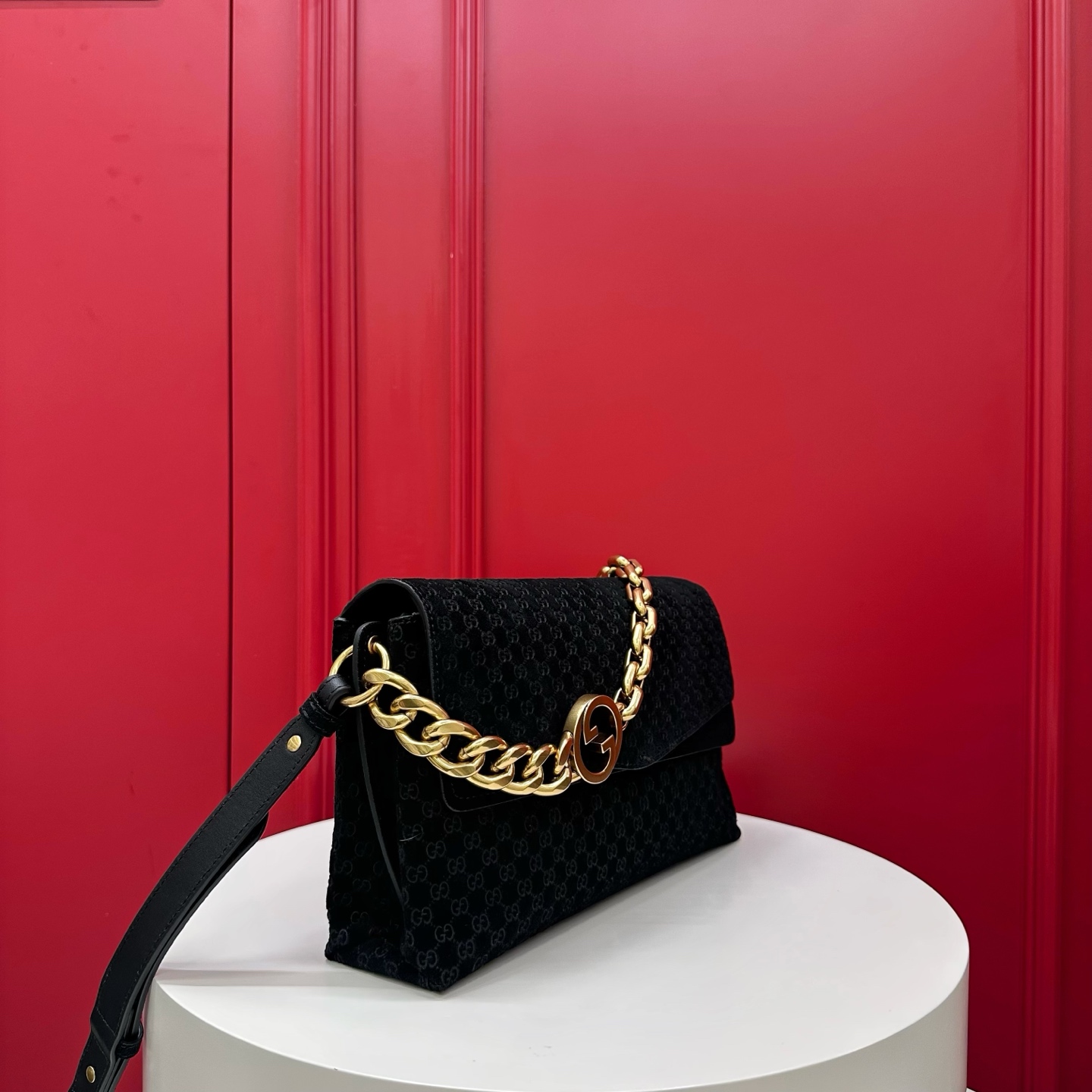 GUCCI Женская сумка Medium shoulder bag with chain