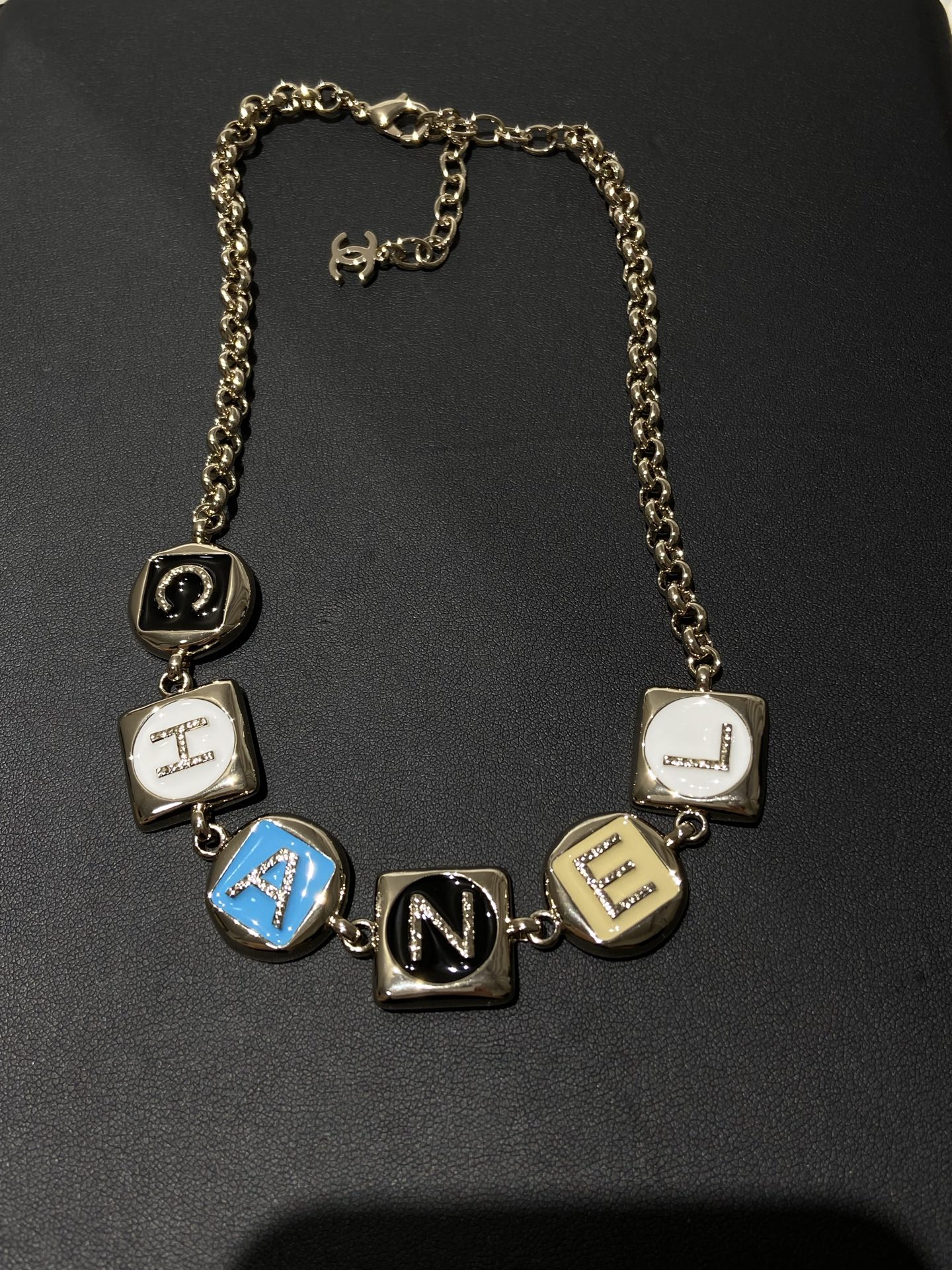 CHANEL Женское колье с буквами CHANEL Женское колье с буквами