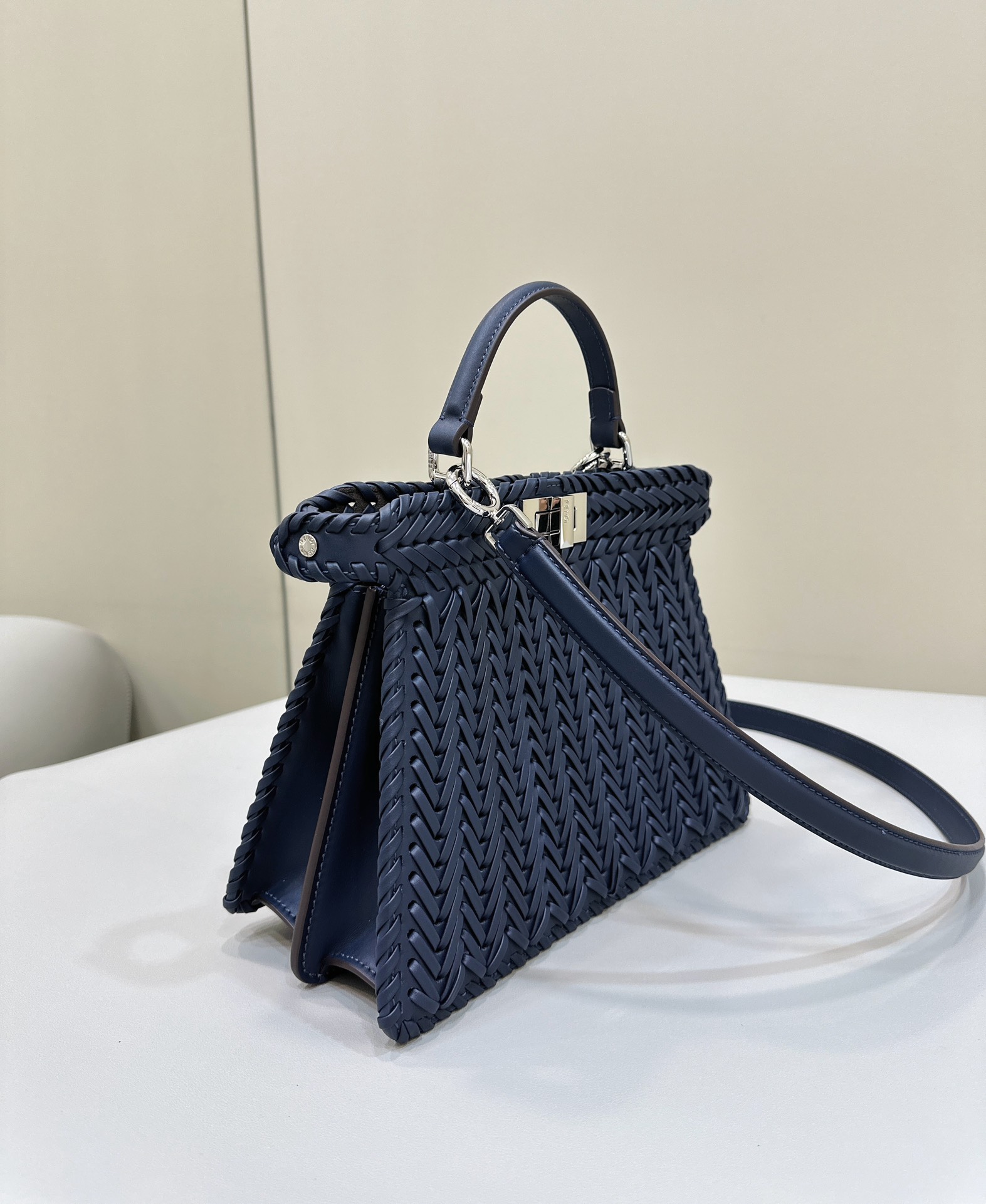 FENDI Женская сумка Peekaboo ISeeU из плетёной кожи