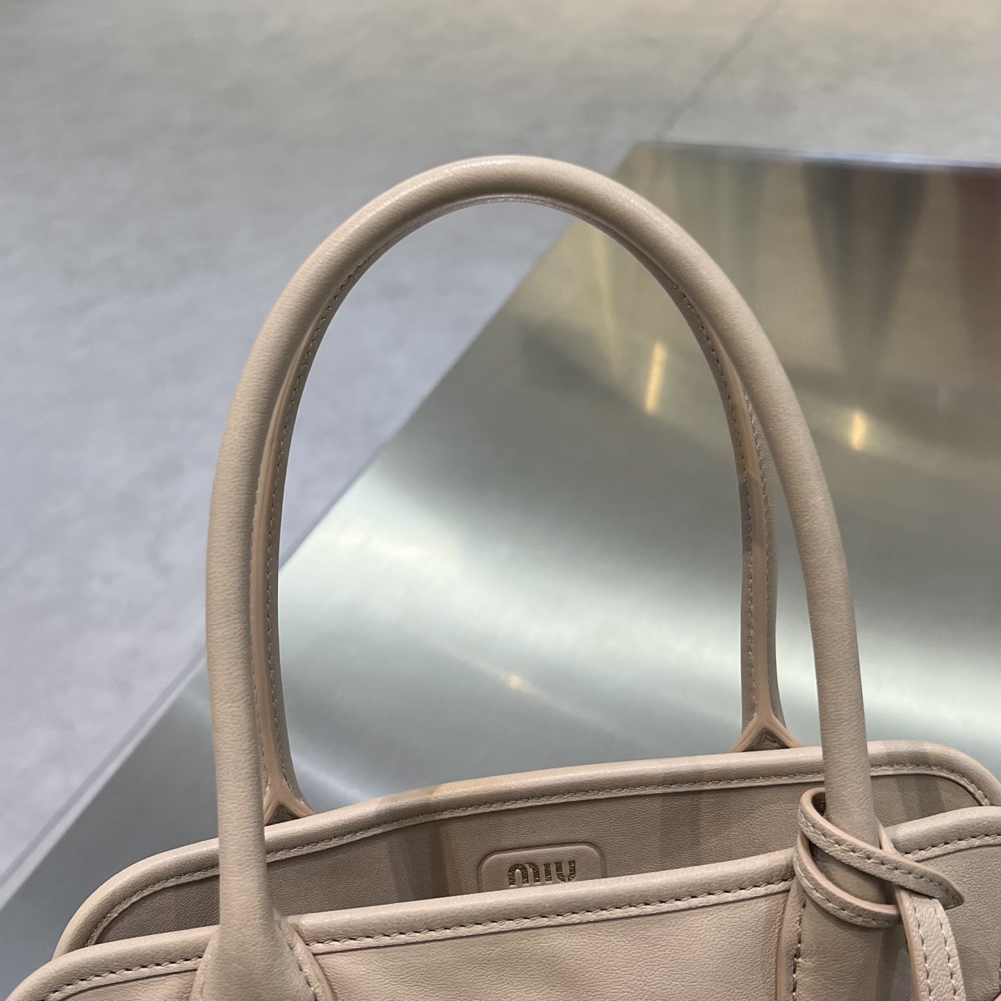 MIU MIU Женская сумка Aventure Nappa MIU MIU Женская сумка Aventure Nappa