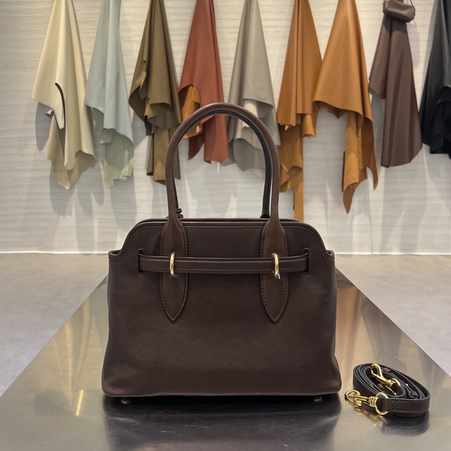 MIU MIU Женская сумка Aventure Nappa leather bag MIU MIU Женская сумка Aventure Nappa leather bag