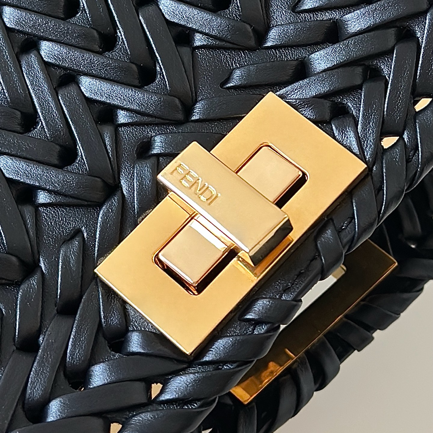 FENDI Женская сумка Peekaboo ISeeU из плетёной кожи