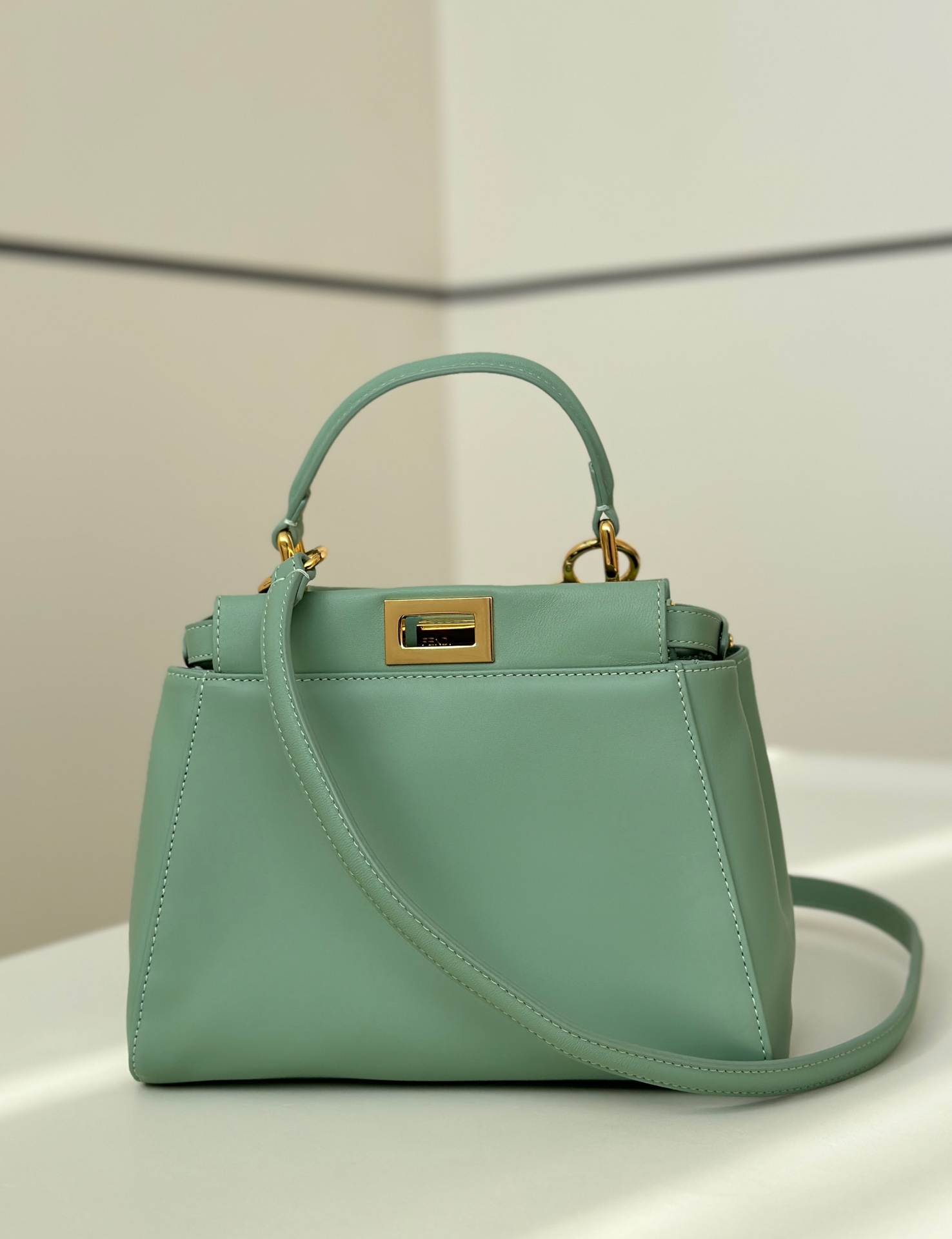 FENDI Женская сумка Peekaboo из овечьей кожи