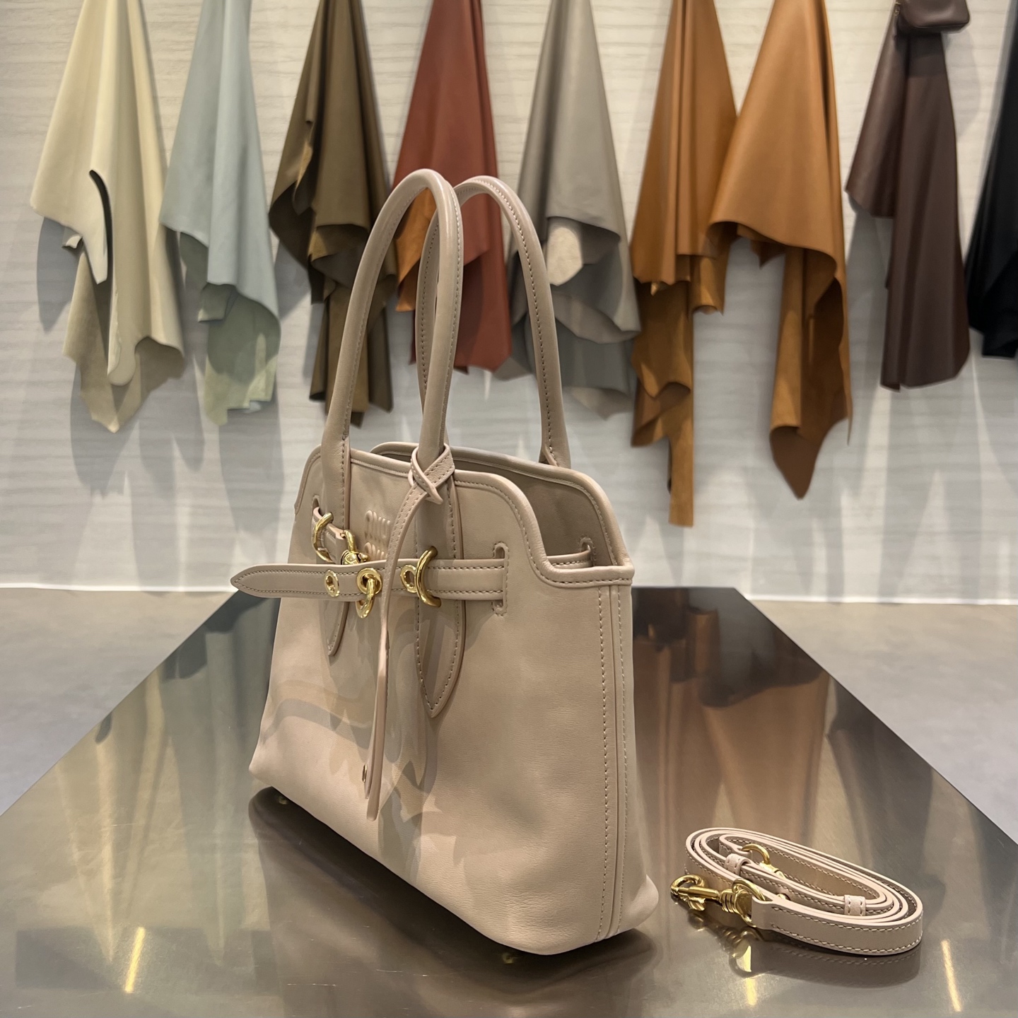 MIU MIU Женская сумка Aventure Nappa MIU MIU Женская сумка Aventure Nappa