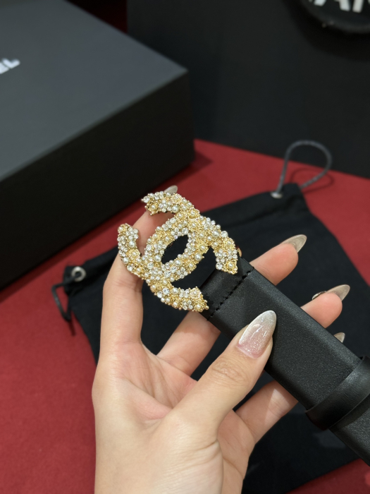 CHANEL Женский ремень с жемчужной пряжкой