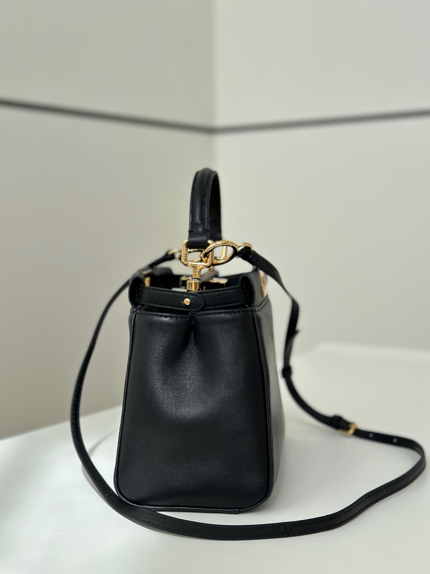 FENDI Женская сумка Peekaboo из овечьей кожи FENDI Женская сумка Peekaboo из овечьей кожи