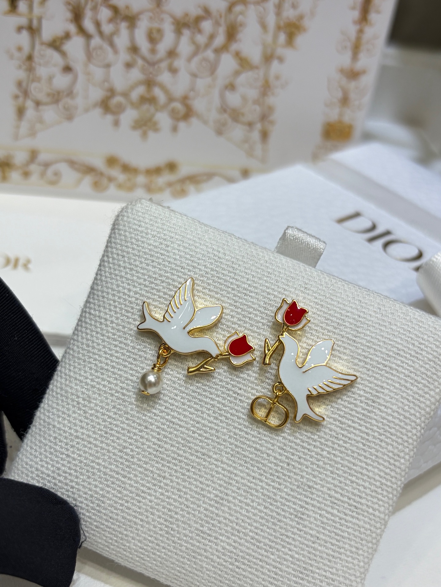 CHRISTIAN DIOR Женские серьги Dioramour Doves&Roses CHRISTIAN DIOR Женские серьги Dioramour Doves&Roses