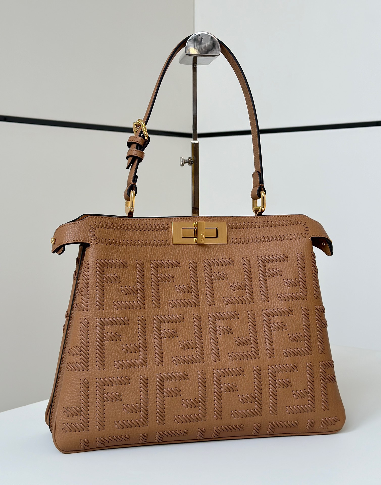 FENDI Женская сумка Peekaboo Soft