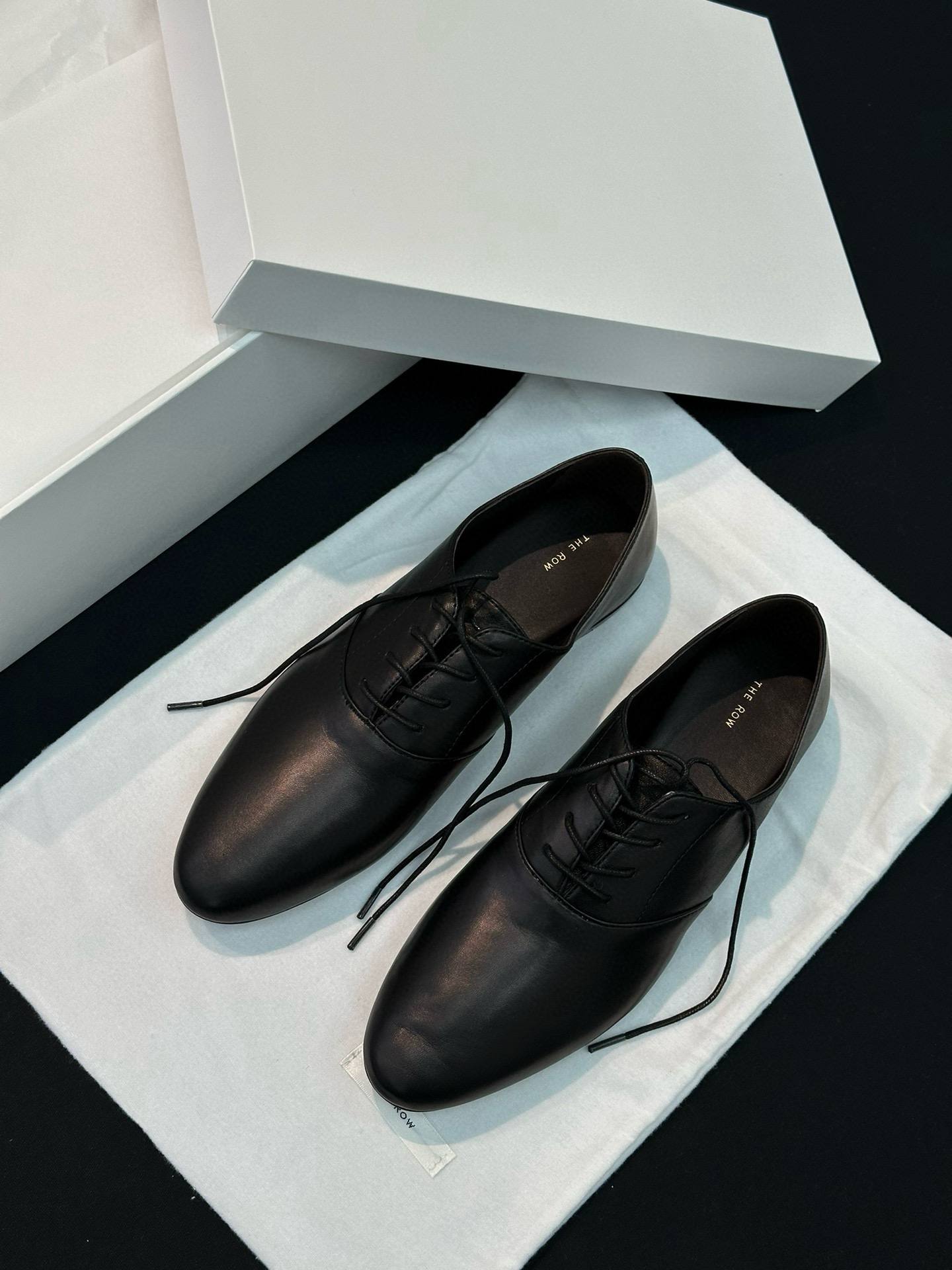 THE ROW Женские лоферы на шнуровке 