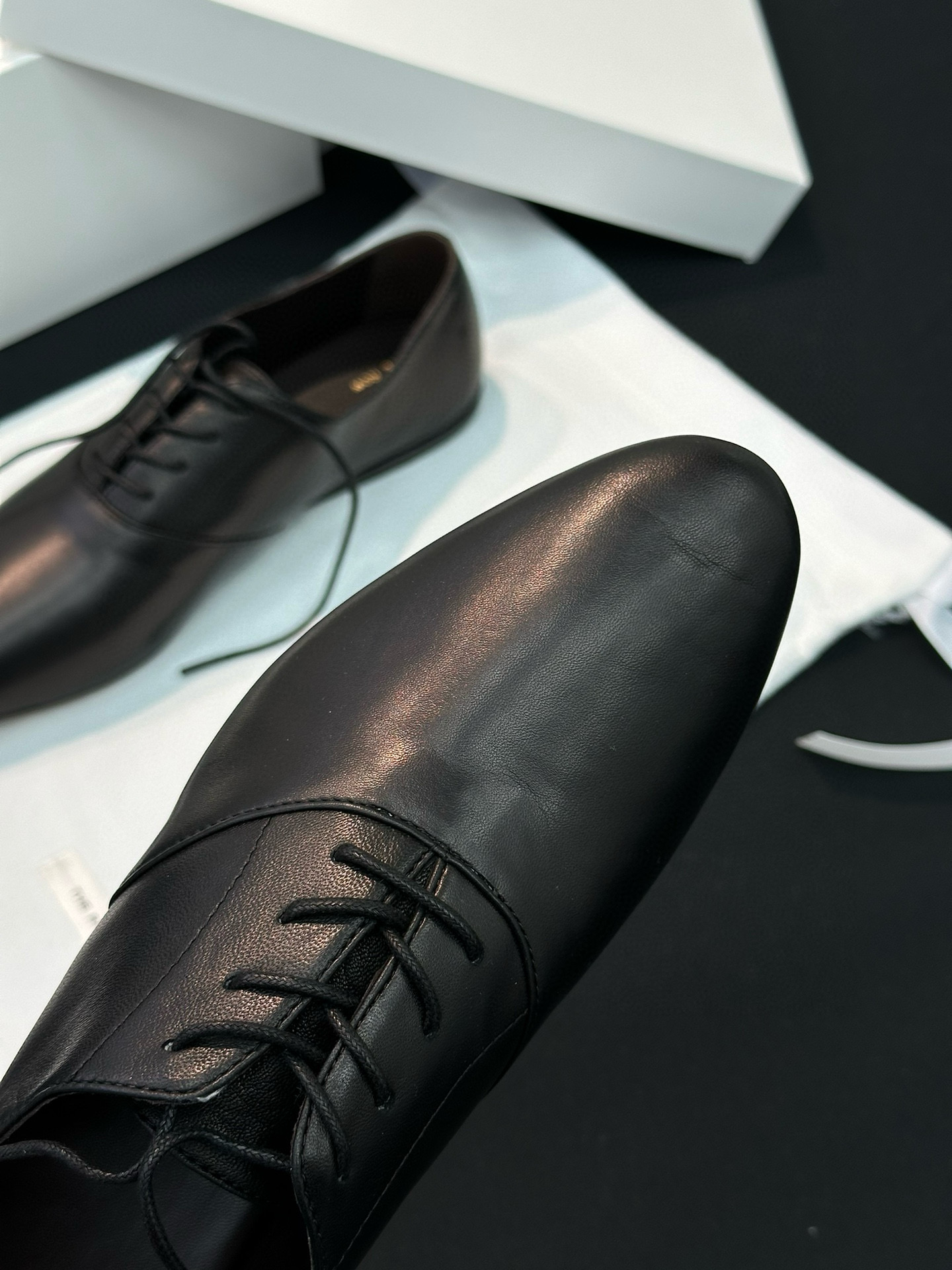 THE ROW Женские лоферы на шнуровке 