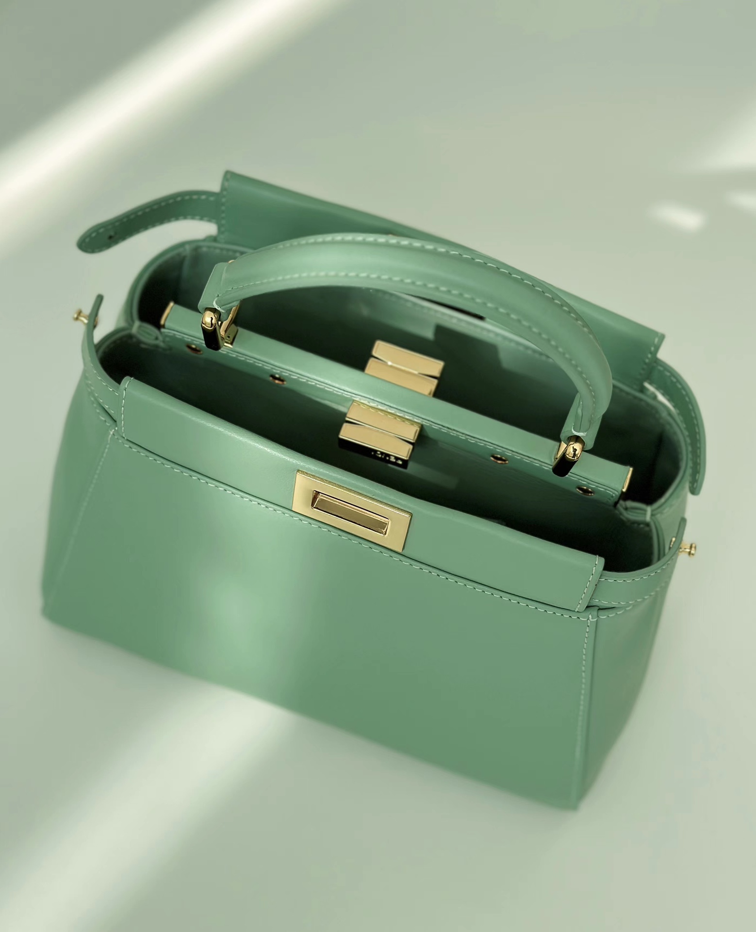 FENDI Женская сумка Peekaboo из овечьей кожи