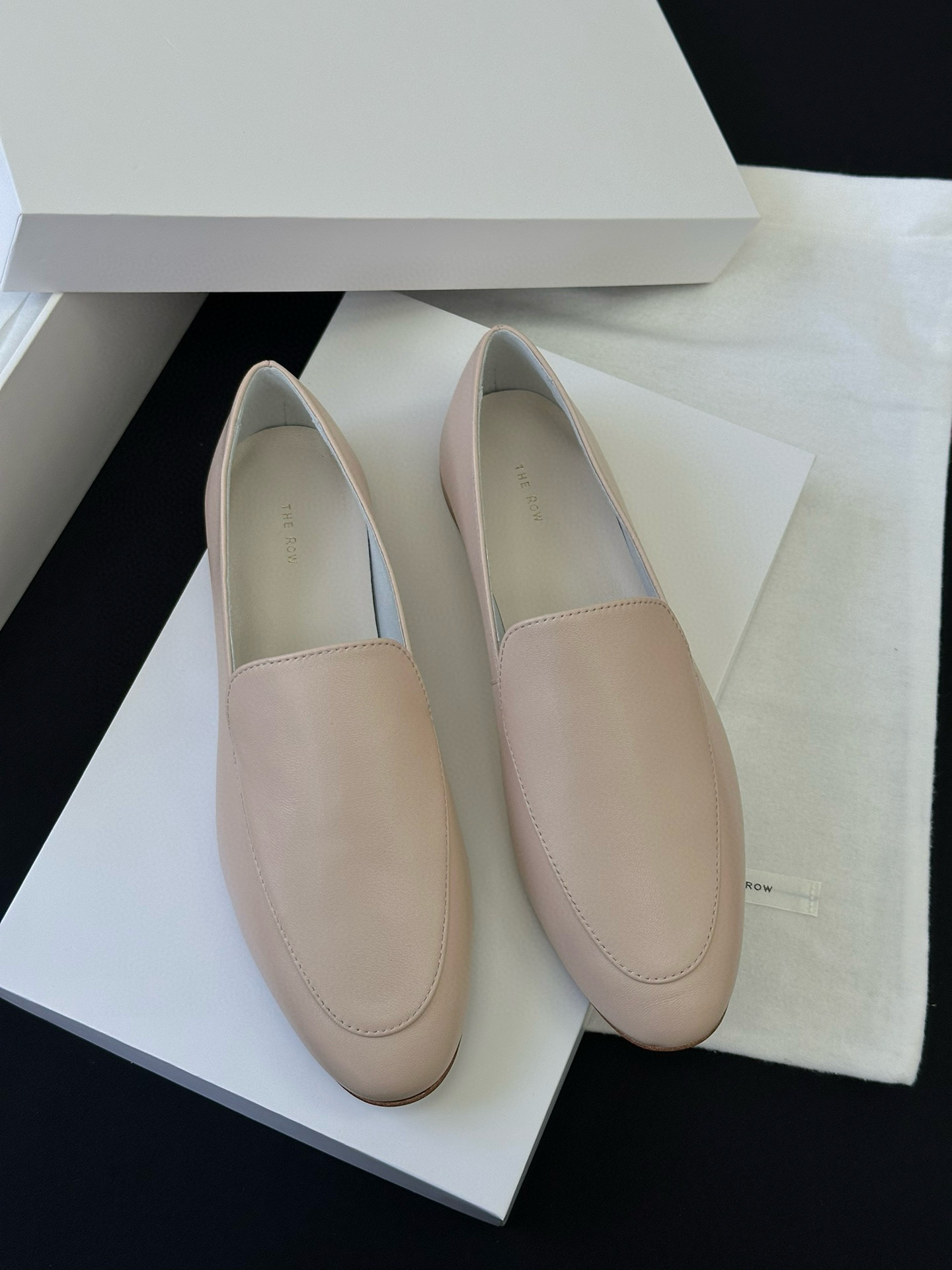 THE ROW Женские кожаные лоферы 