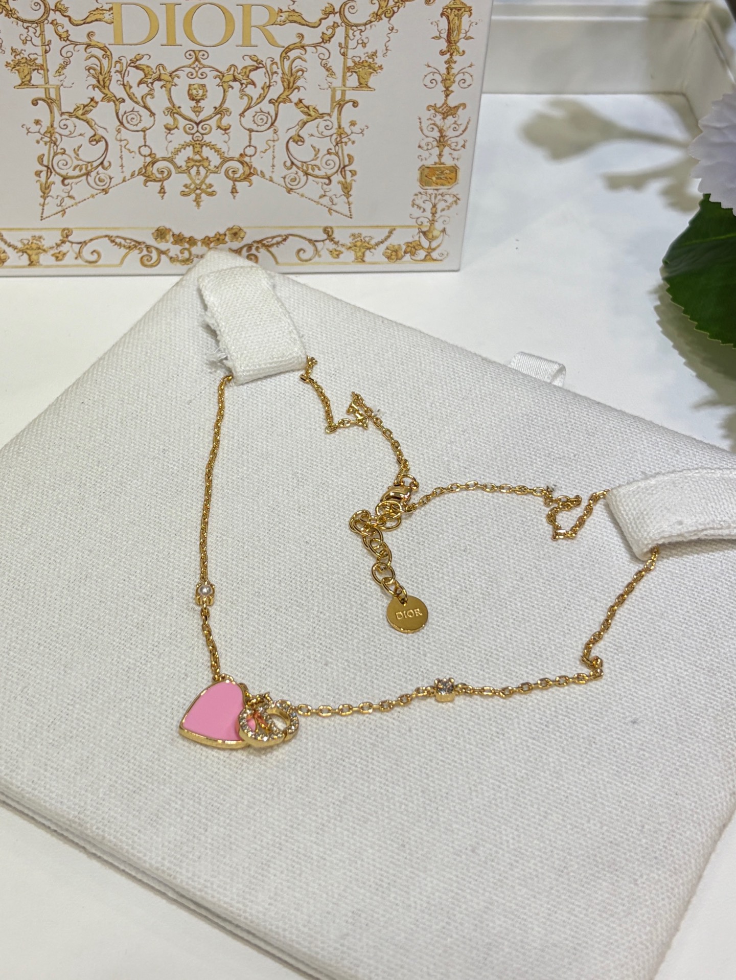 CHRISTIAN DIOR Женский набор украшений с розовым сердечком CHRISTIAN DIOR Женский набор украшений с розовым сердечком