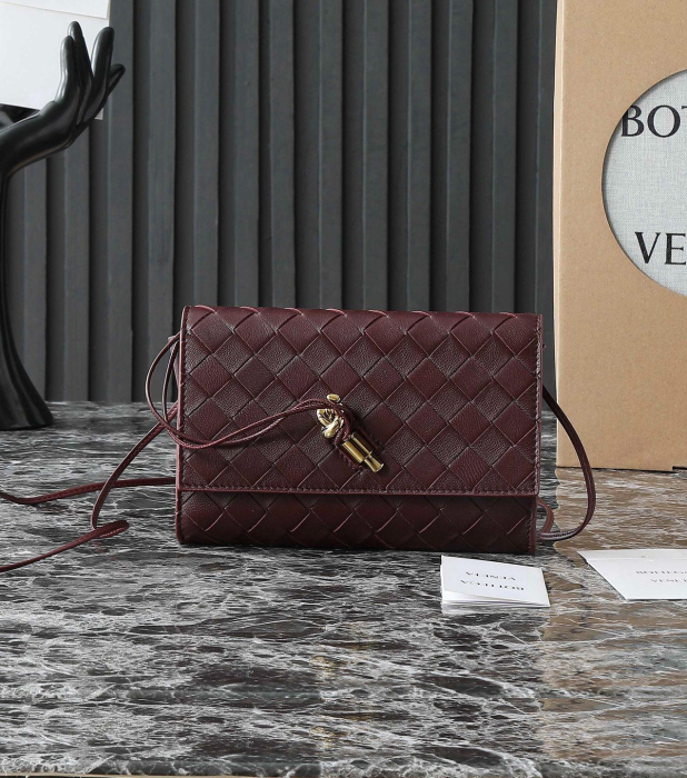 BOTTEGA VENETA Женская сумка Andiamo Pouch