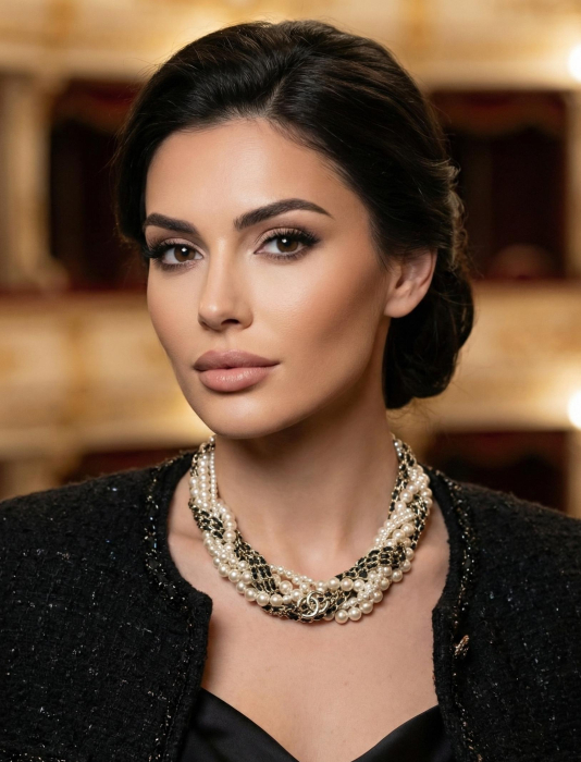 CHANEL Женское колье в виде чокера с кожаными элементами и жемчугом