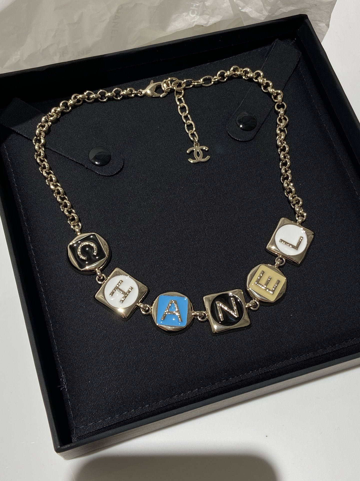 CHANEL Женское колье с буквами CHANEL Женское колье с буквами