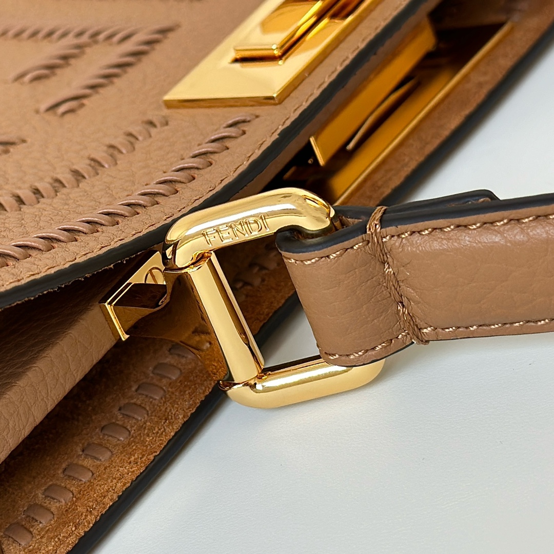 FENDI Женская сумка Peekaboo Soft