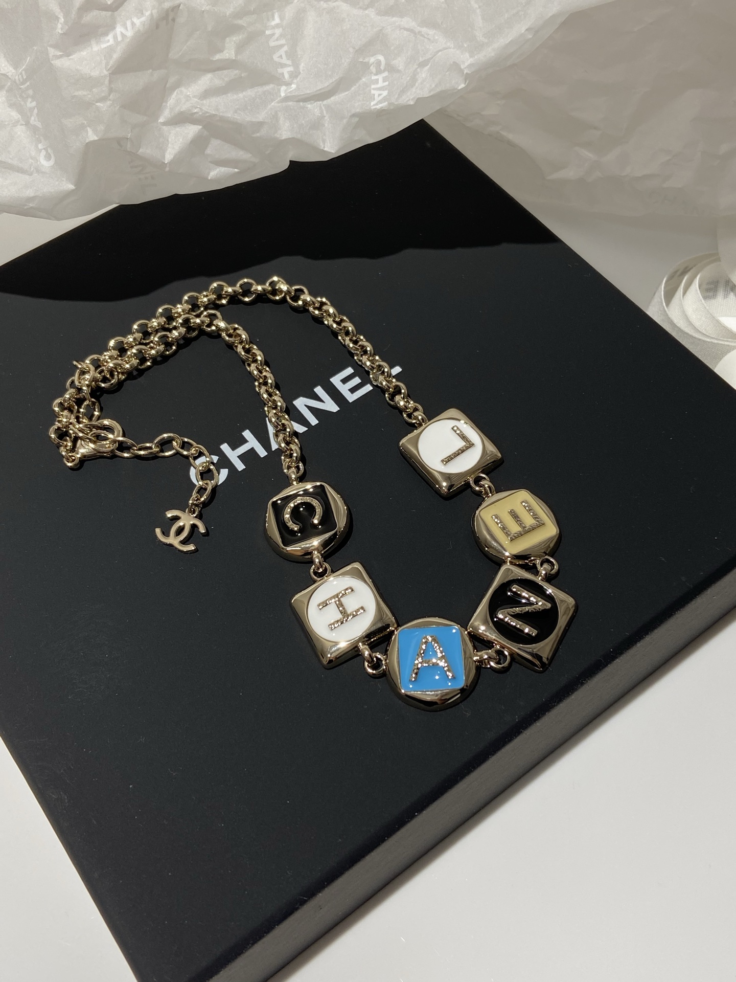 CHANEL Женское колье с буквами CHANEL Женское колье с буквами