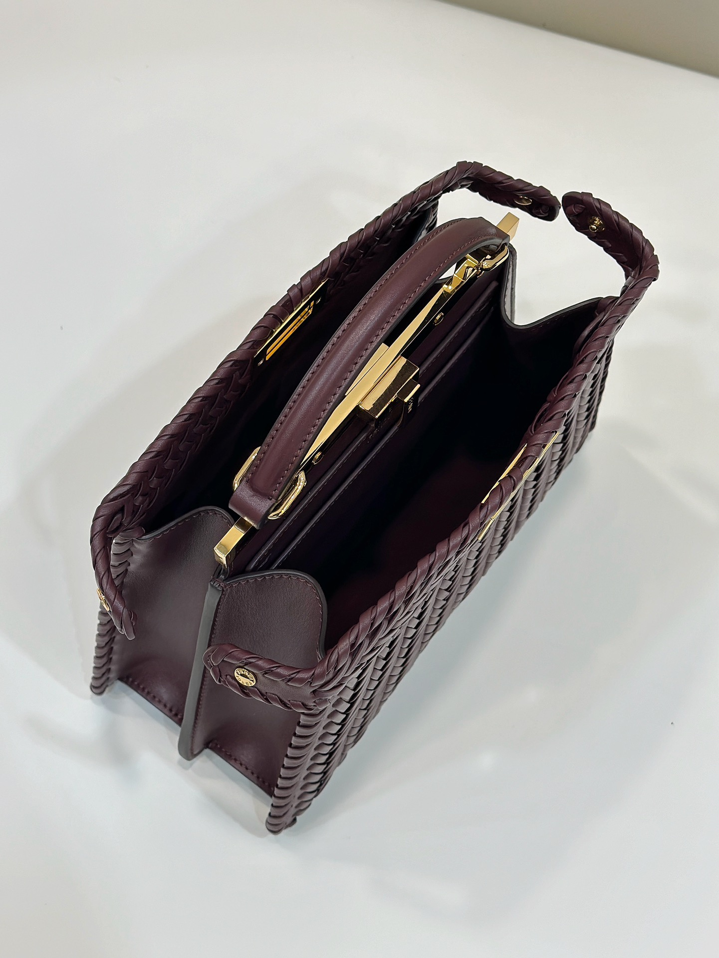 FENDI Женская сумка Peekaboo ISeeU из плетёной кожи FENDI Женская сумка Peekaboo ISeeU из плетёной кожи