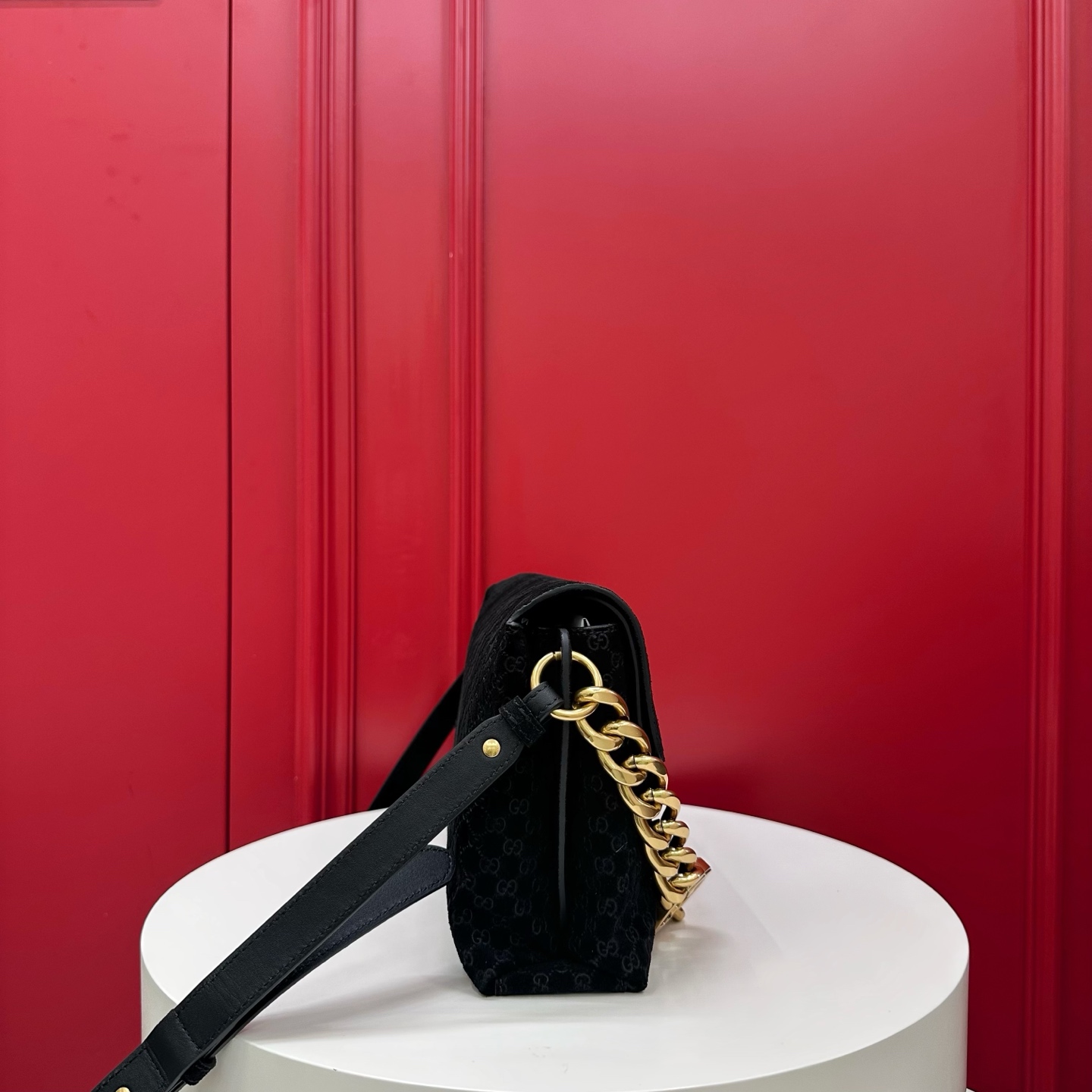 GUCCI Женская сумка Medium shoulder bag with chain