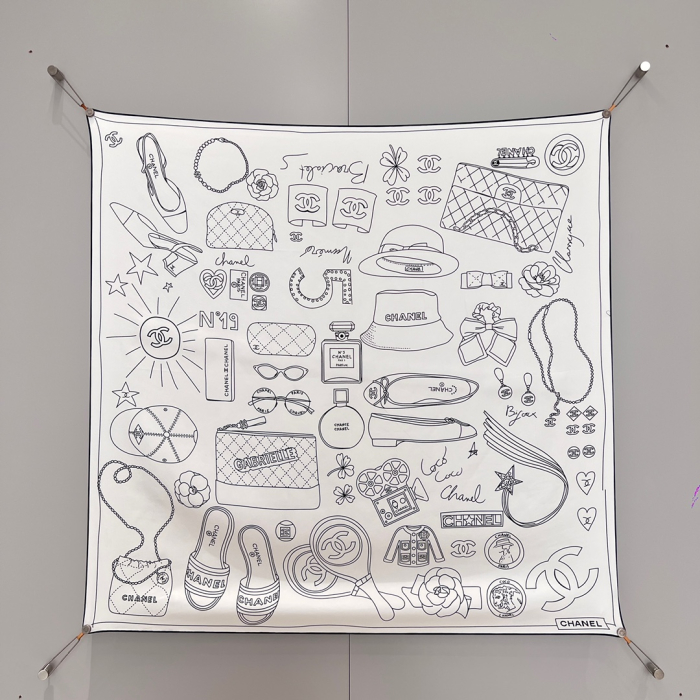 CHANEL Женский платок из шелка