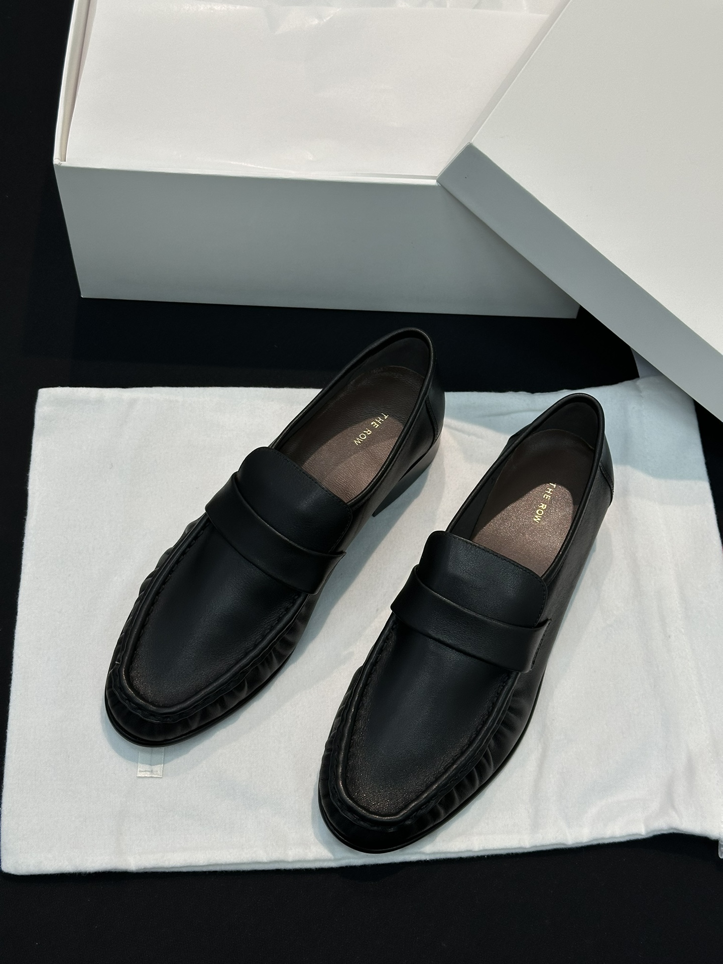 THE ROW Женские кожаные лоферы