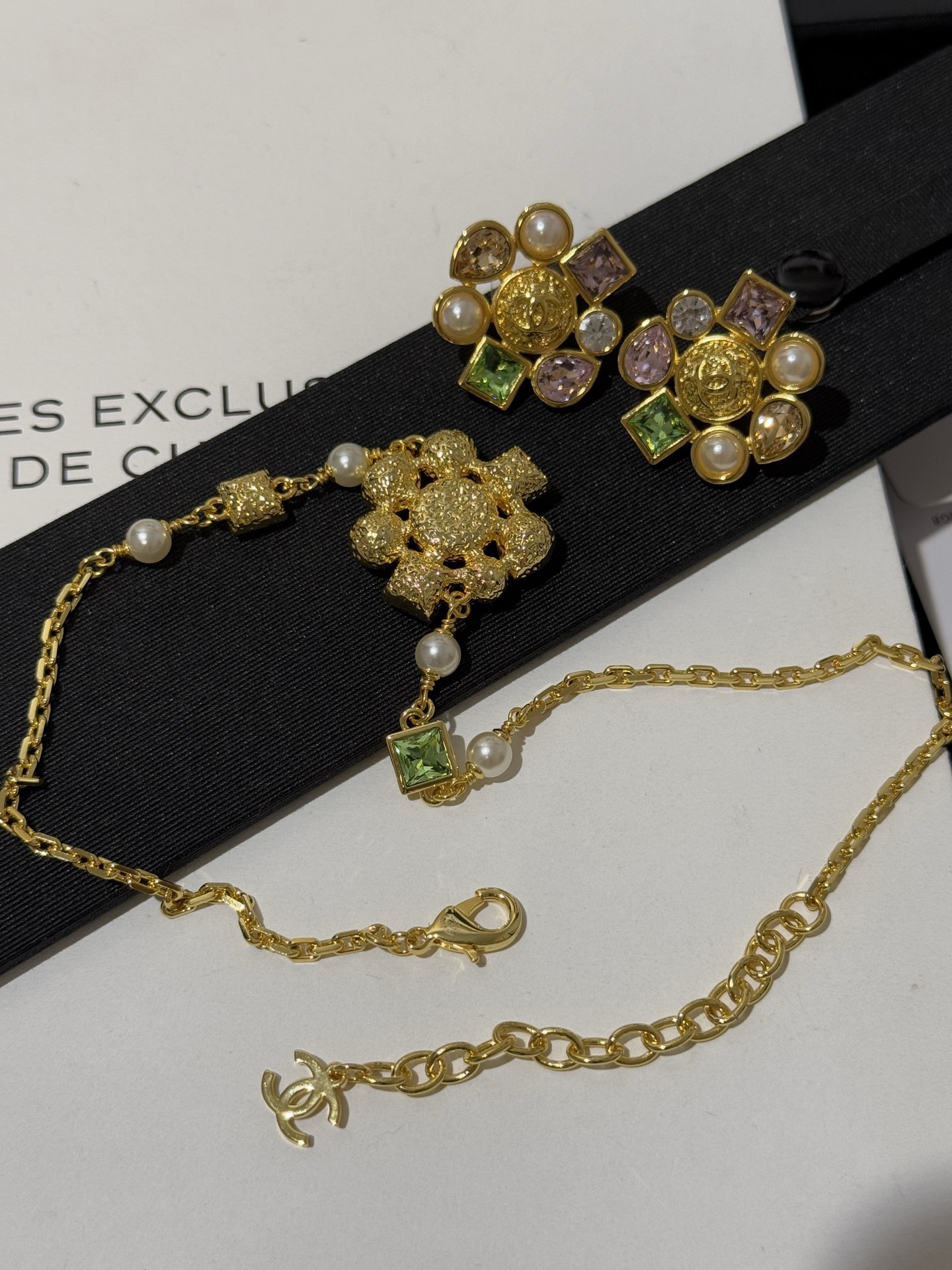 CHANEL Женское колье-чокер с кристаллами CHANEL Женское колье-чокер с кристаллами