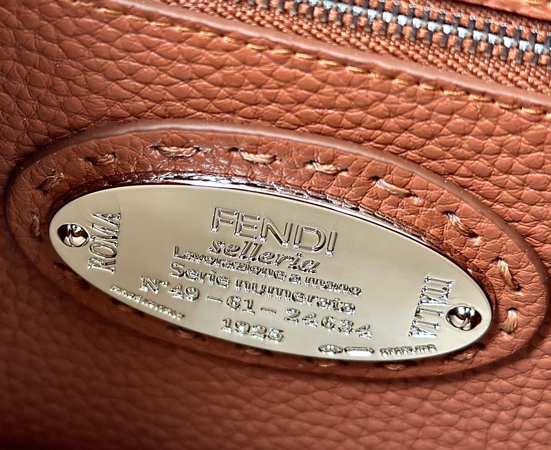 FENDI Женская сумка Peekaboo из овечьей кожи