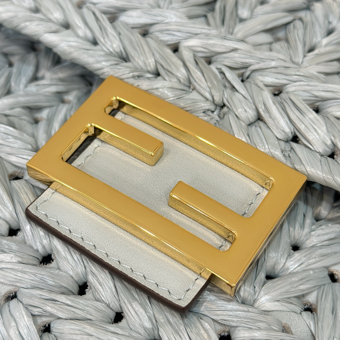 FENDI Женская сумка Baguette из рафии