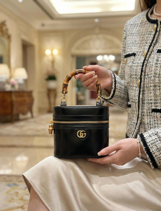 GUCCI Женская сумка Mini vanity bag with bamboo handle
