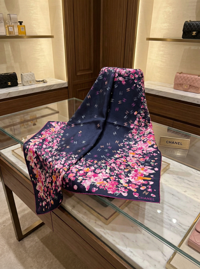 CHANEL Женский платок из шелка