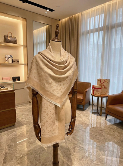 LOUIS VUITTON Женский платок из шелка